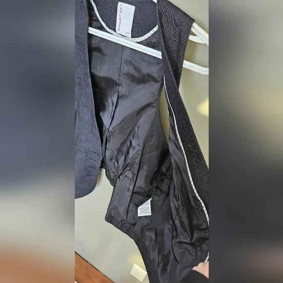 Black Buttoned Vest - Picture 3 of 3